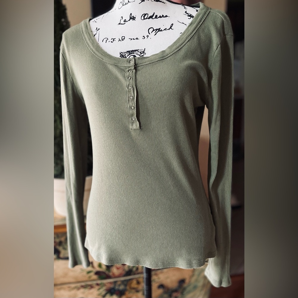 Lucky Brand Muted Green Women’s Henley. Size: M
EUC
